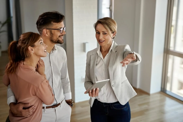 imgi_9_happy-real-estate-agent-talking-couple-while-showing-them-new-apartment_637285-6095